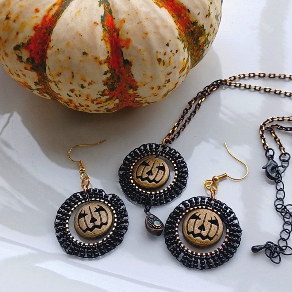 Gorgeous elegant Halloween Neck & Earring set